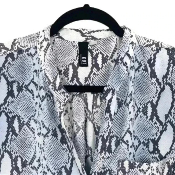 Kut From The Kloth Women’s Snake Print Sinclair Gray White Blouse Size XL - Picture 4 of 14